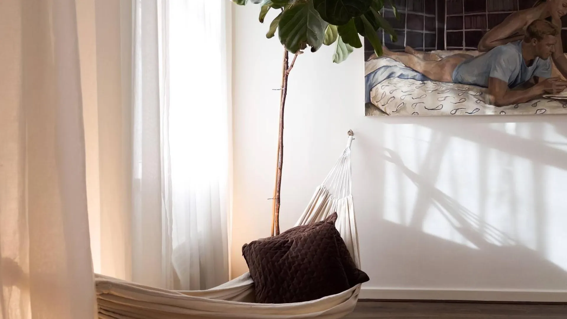 Tranquil Oasis W 100Inch Cinema & Hammock, By The Design Traveller Apartment London 0*,