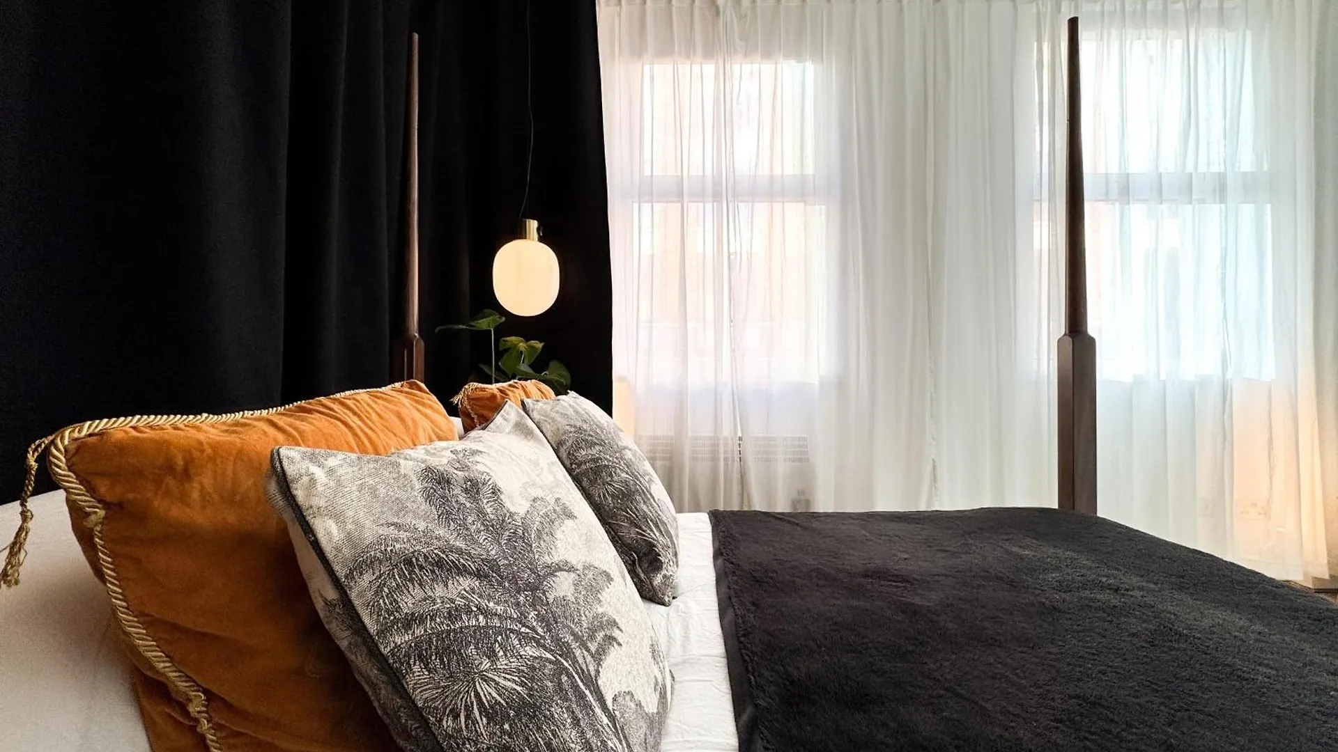 Tranquil Oasis W 100Inch Cinema & Hammock, By The Design Traveller Apartment London 0*,