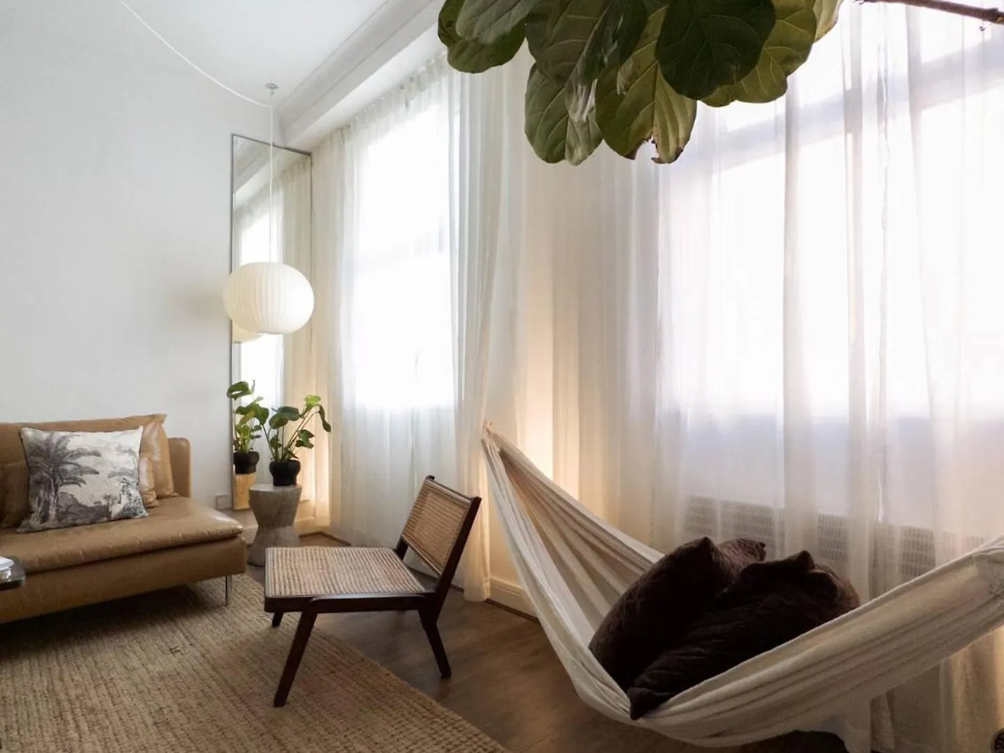 Апартаменты Tranquil Oasis W 100Inch Cinema & Hammock, By The Design Traveller Лондон
