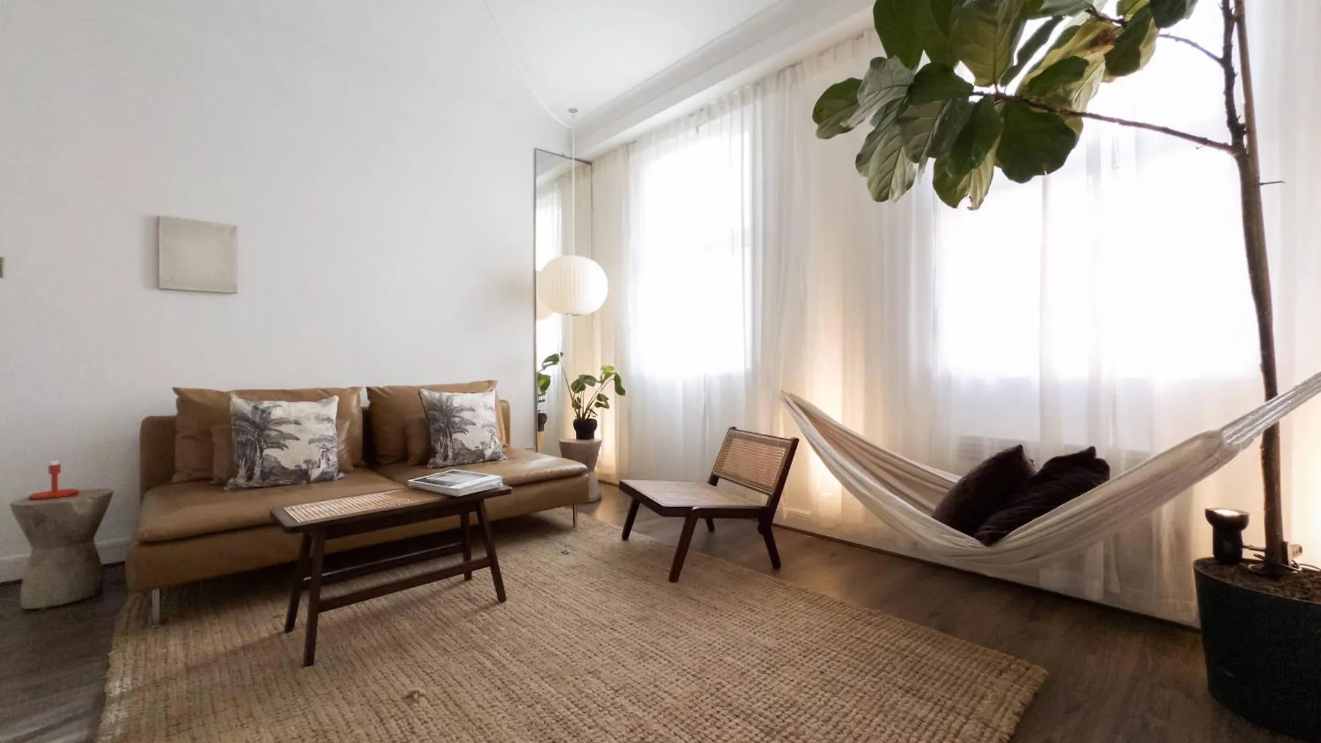 Апартаменты Tranquil Oasis W 100Inch Cinema & Hammock, By The Design Traveller Лондон