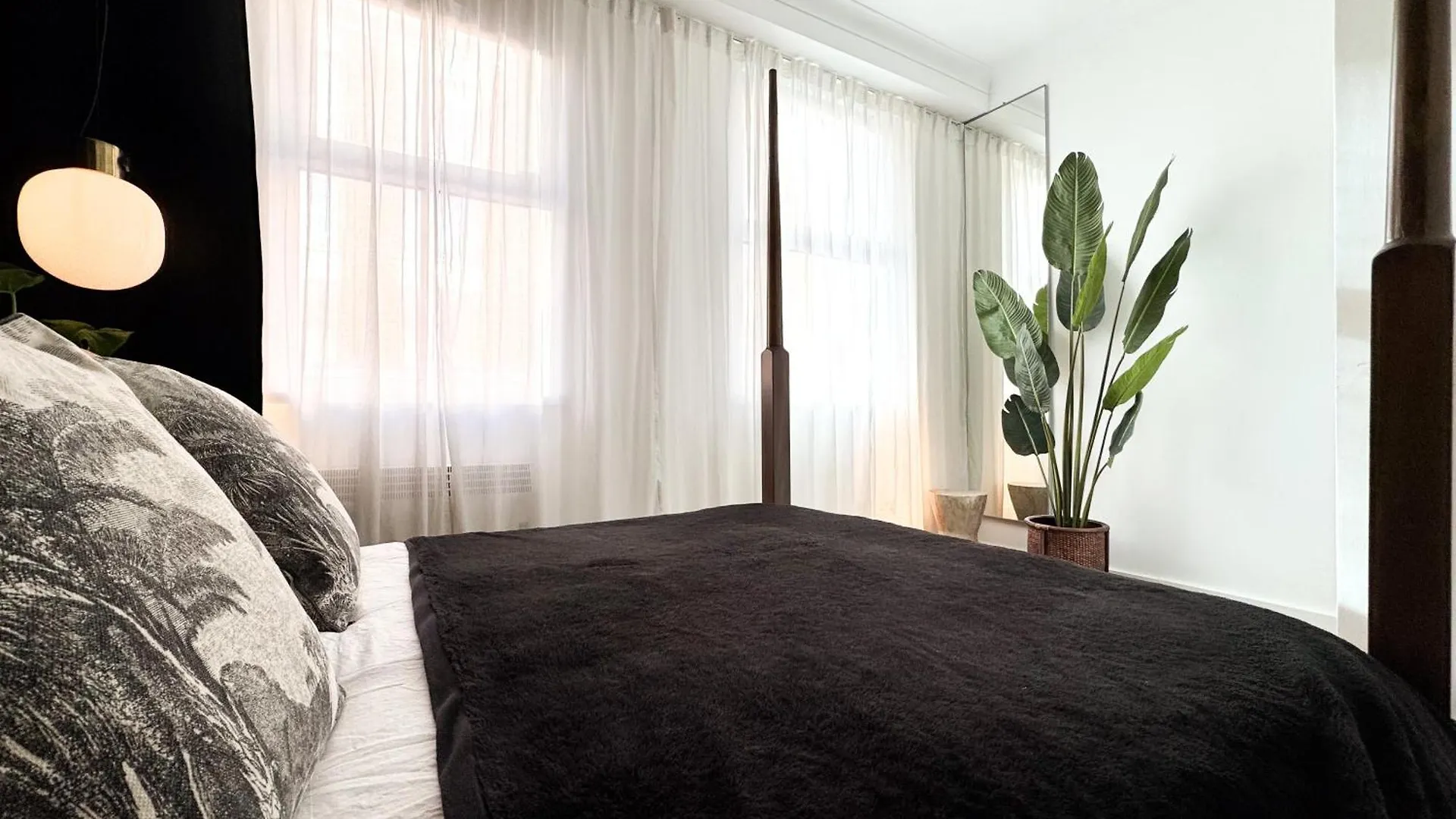 Апартаменты Tranquil Oasis W 100Inch Cinema & Hammock, By The Design Traveller Лондон